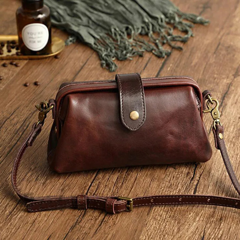 Classic PU leather women's vintage doctor bag. Stylish shoulder & crossbody handbag for a timeless fashion look.