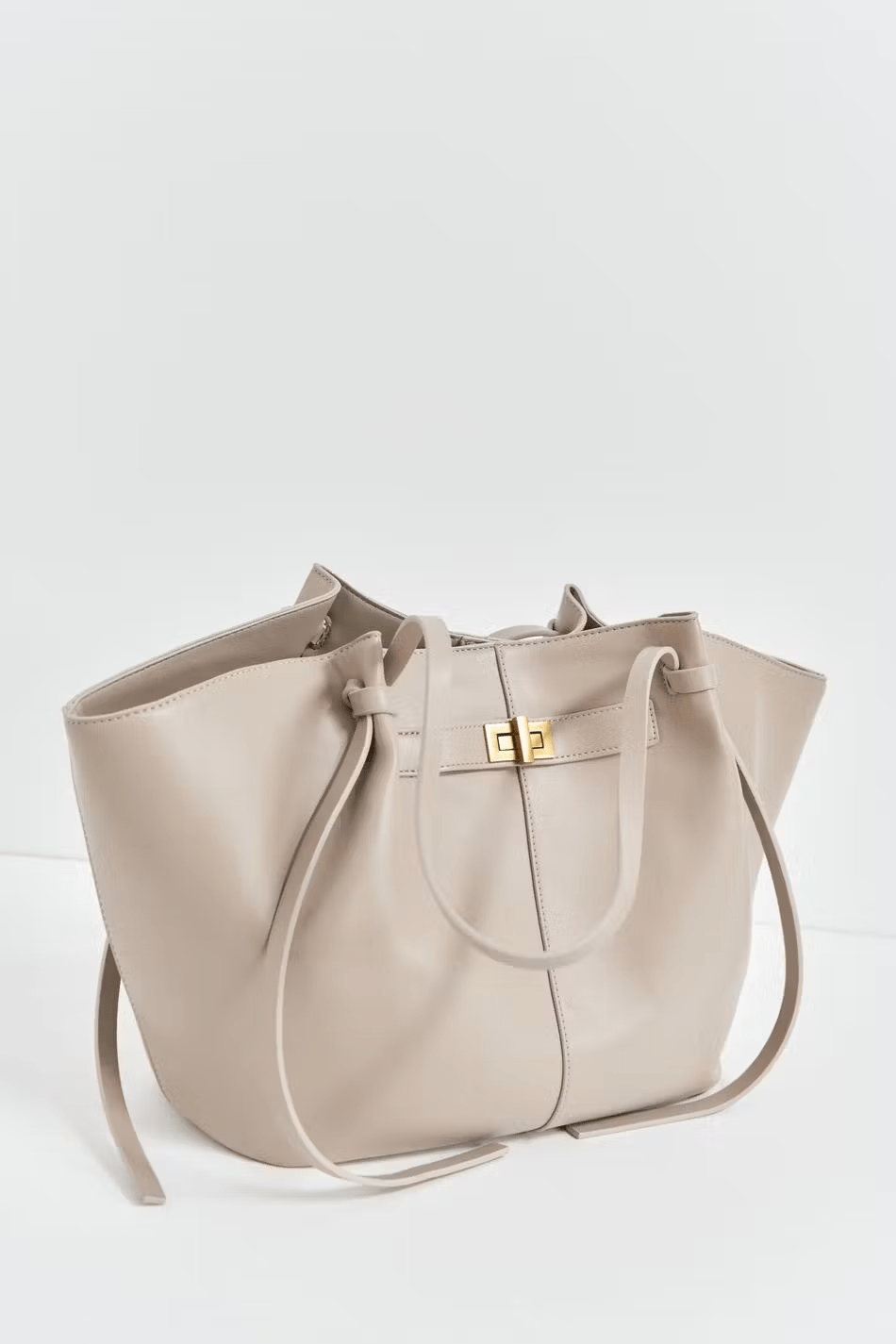 Detail of the secure closure on the Women's Verona Structured Shoulder Bag, blending style & function.