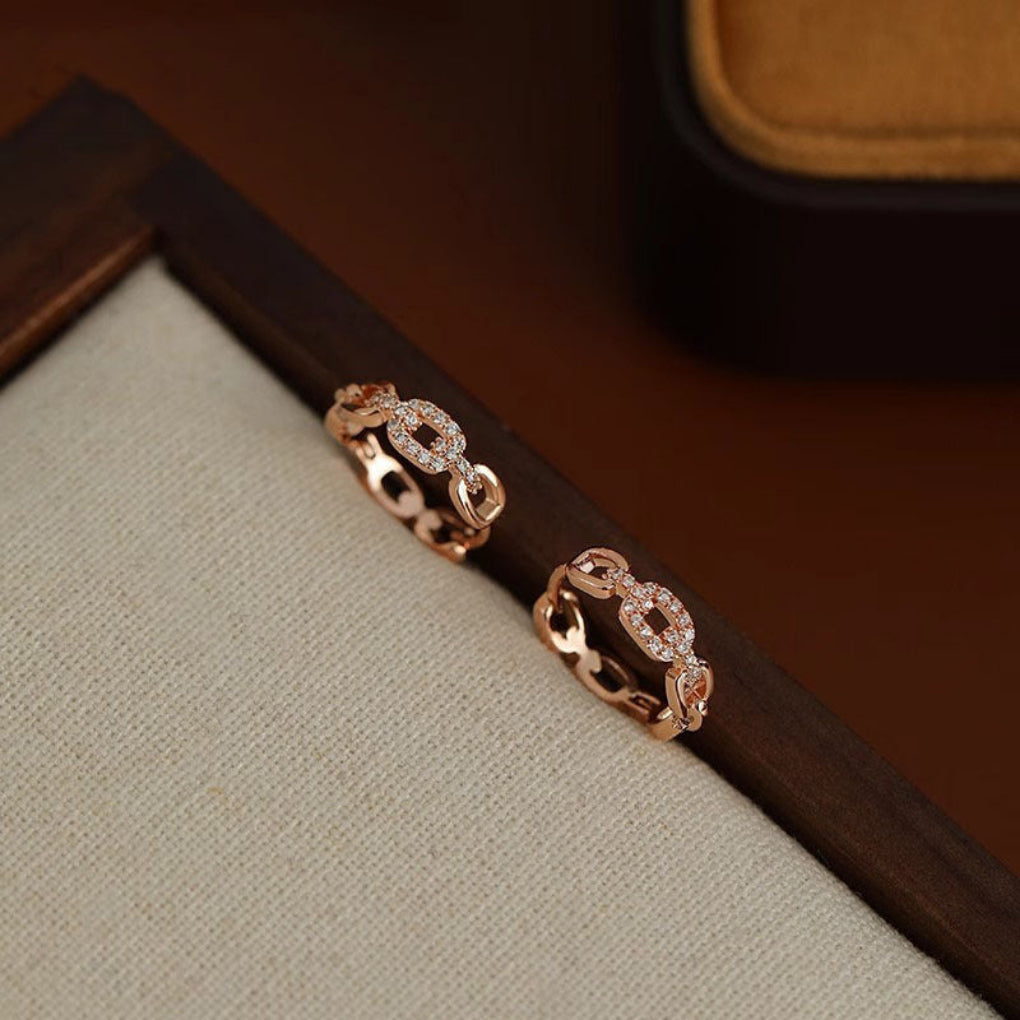 Perfect gift: dainty women's stud earrings with a sparkling diamond look, elegant & fashionable.