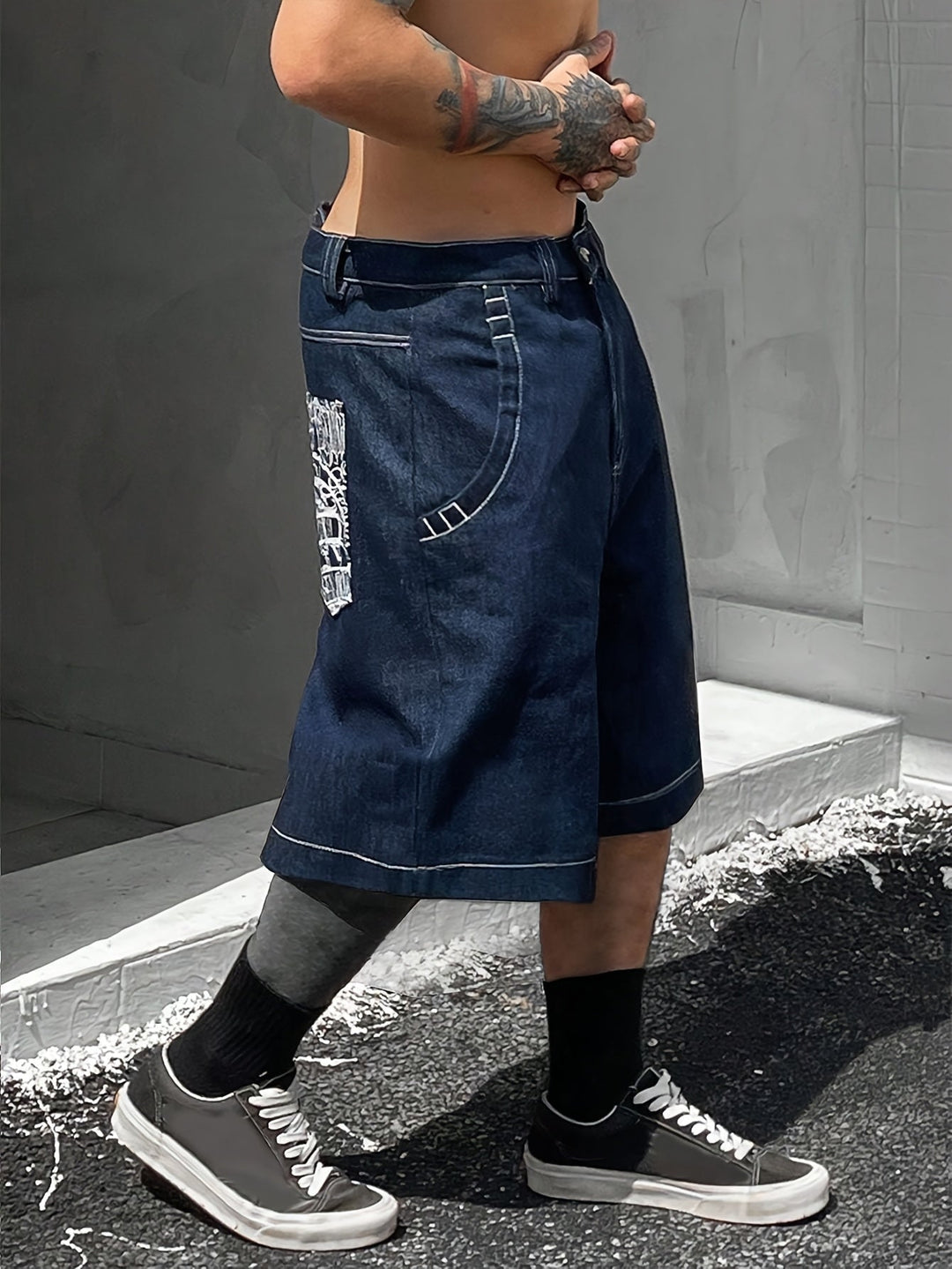 Floral embroidered men's casual denim shorts, loose fit, combining comfort and style.