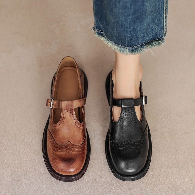 Stylish women's vintage loafers with an elegant strap and buckle, ideal for a chic and comfortable look.