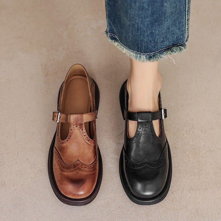 Stylish women's vintage loafers with an elegant strap and buckle, ideal for a chic and comfortable look.