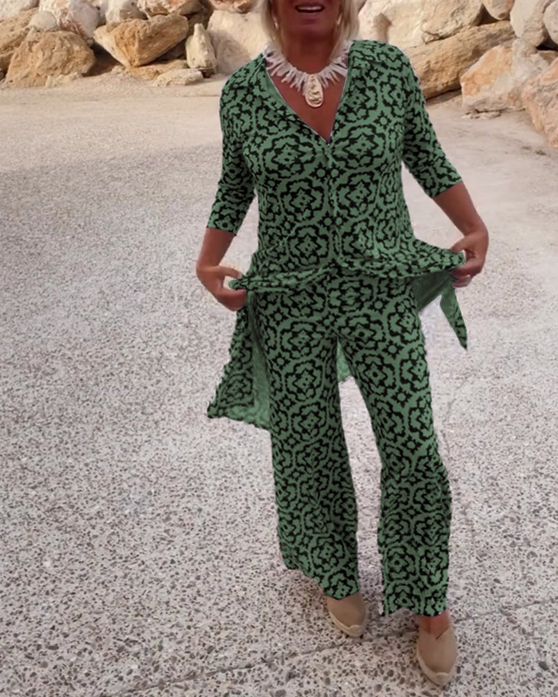 Fashionable women's two-piece set: printed V-neck tunic & wide-leg pants for a chic look.