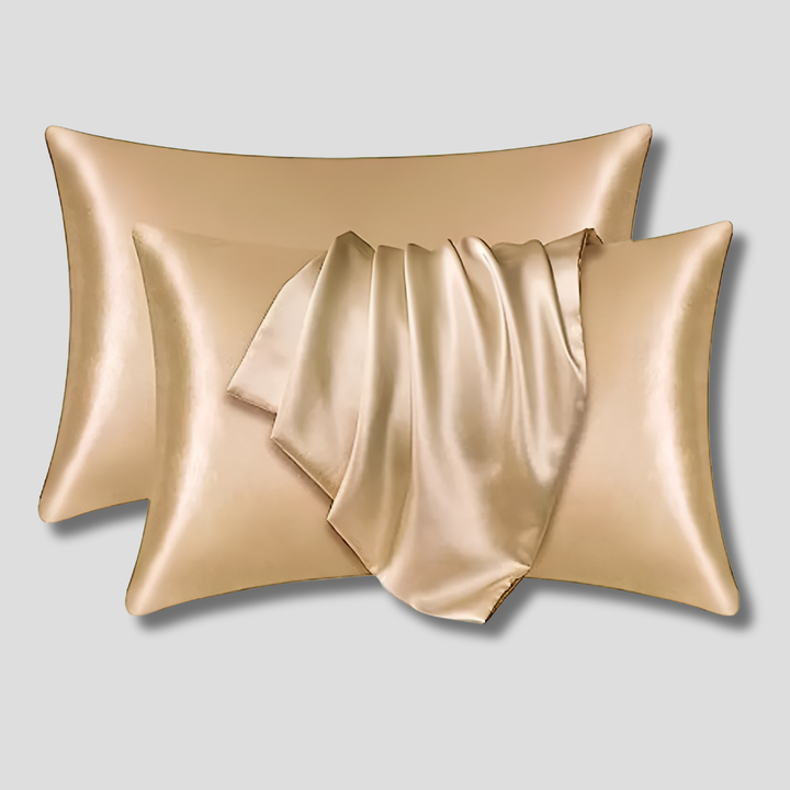 Luxury bedding: women's mulberry silk pillowcase for anti-aging skin & frizz-free hair.