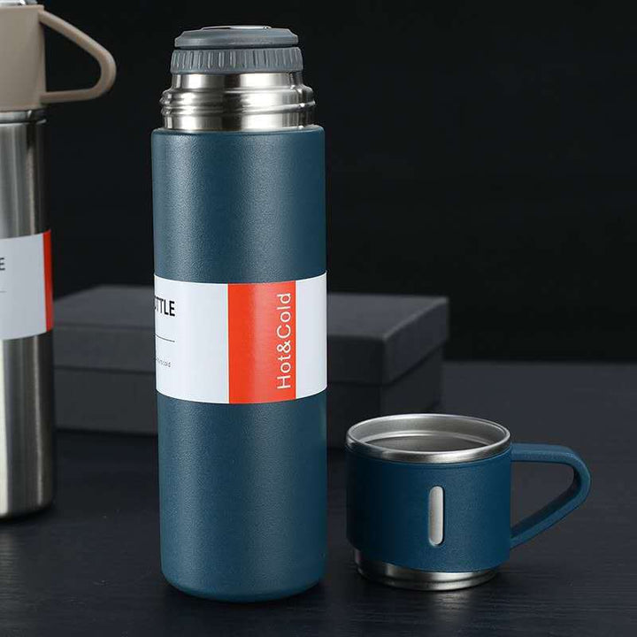 Demonstration of the cup lid function on the 12-hour insulated thermos flask.