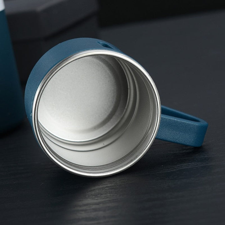 This 12-hour thermos flask ensures your beverages stay at the desired temperature.