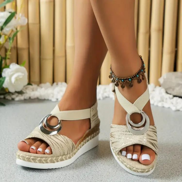 Stylish women's open-toe sandals, showcasing comfortable straps & quality material. Versatile summer footwear.