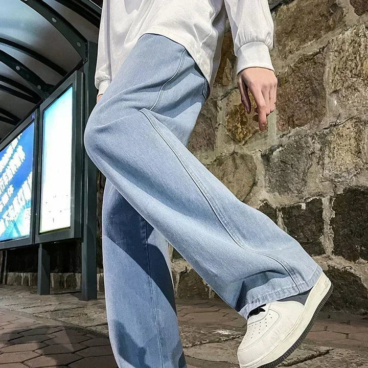 Streetwear men's wide-leg jeans, loose fit, casual denim pants, perfect for modern men's urban style.
