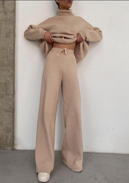 Versatile Women's Aya Loungewear Set, two-piece comfort set for stylish home & casual outfits.