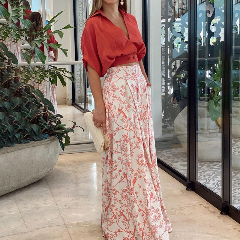 Versatile women's elegant floral two-piece set, featuring a chic blouse and matching pants. Ideal for modern office wear.
