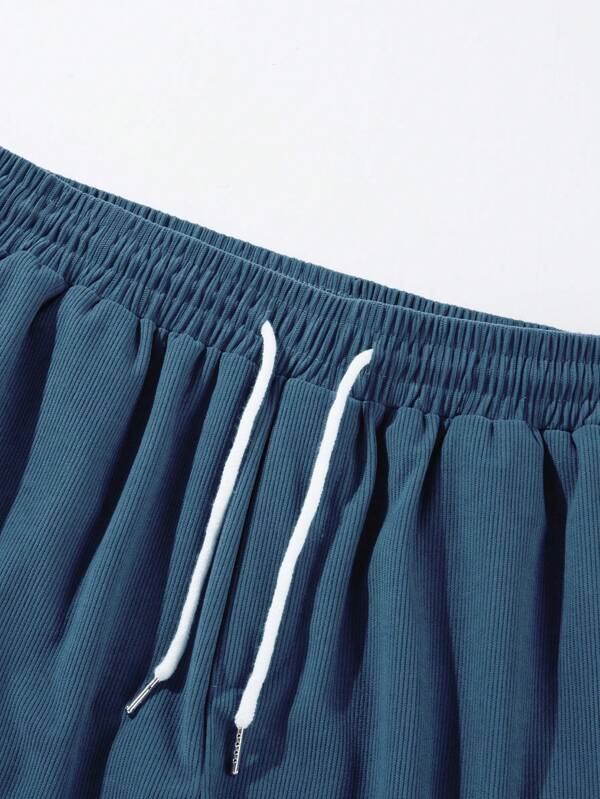 Men's casual shorts with elastic drawstring waist, ensuring comfort and a relaxed fit for summer.
