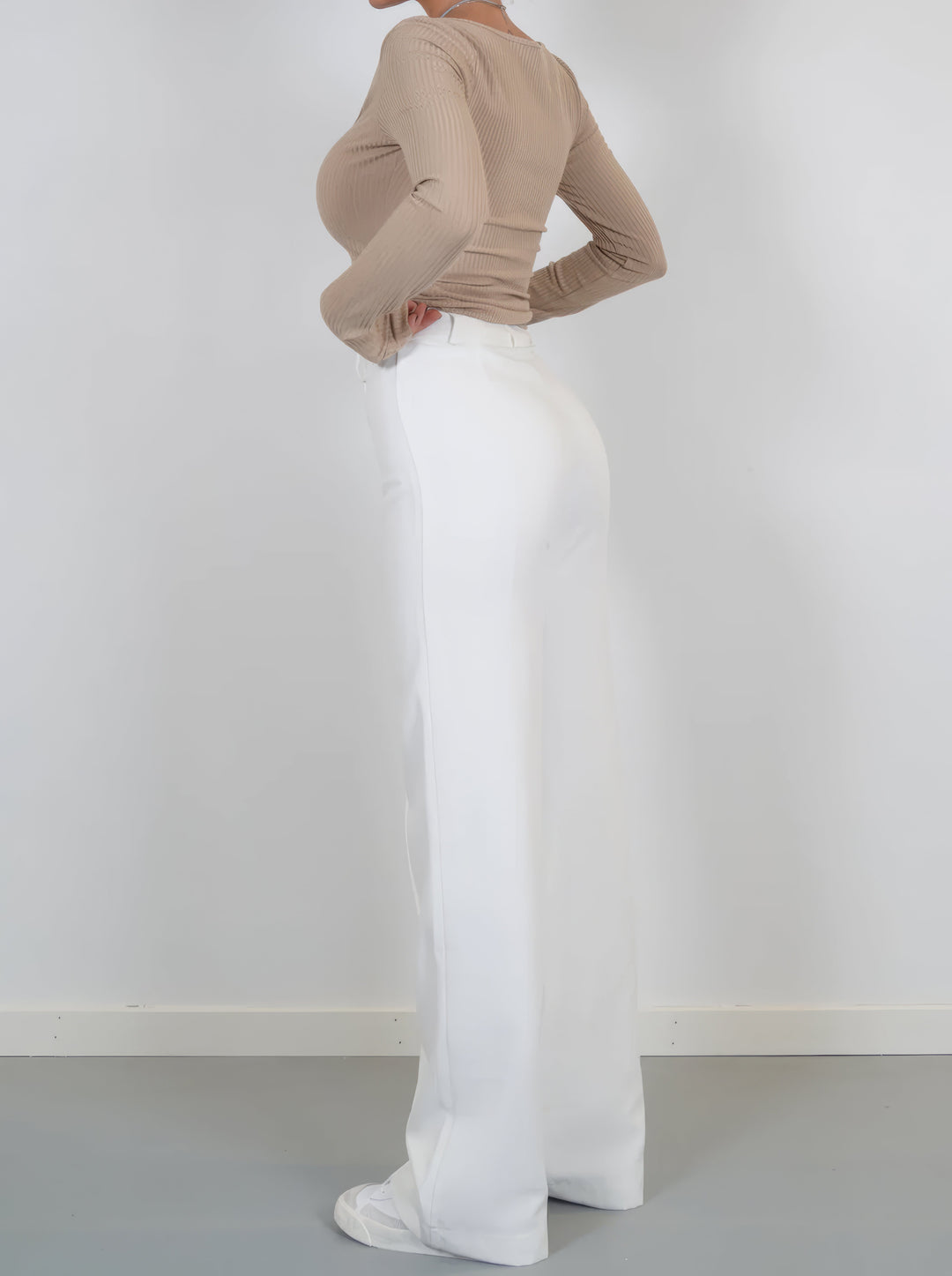 Comfortable women's wide-leg pants with elastic waist. Ideal for casual chic and everyday wear.