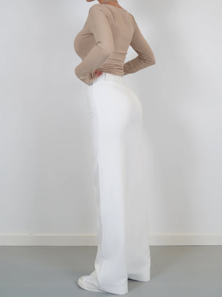 Comfortable women's wide-leg pants with elastic waist. Ideal for casual chic and everyday wear.