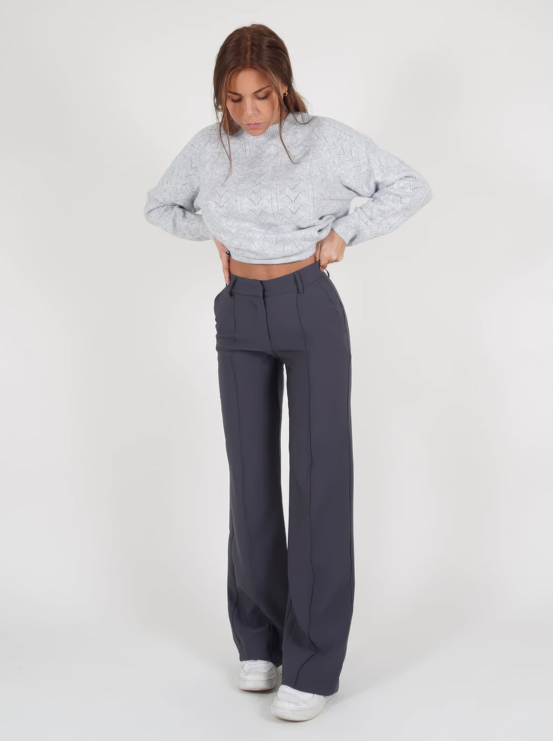 Modern women's wide-leg trousers, an essential for a chic everyday look and versatile fashion.