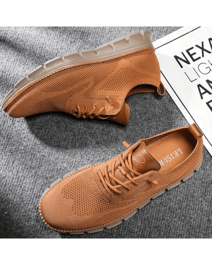 Lightweight men's casual sneakers, featuring a supportive and breathable upper.