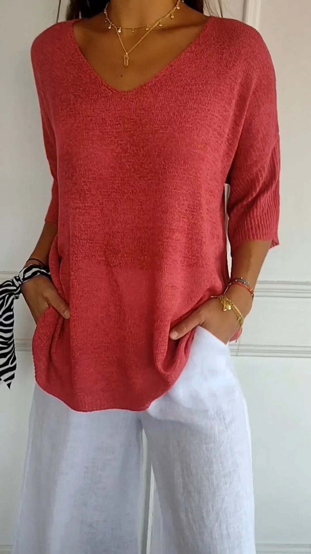 Women's chic V-neck long sleeve top, perfect for effortless everyday style and versatile casual elegance. [[lstfy-media:1]]