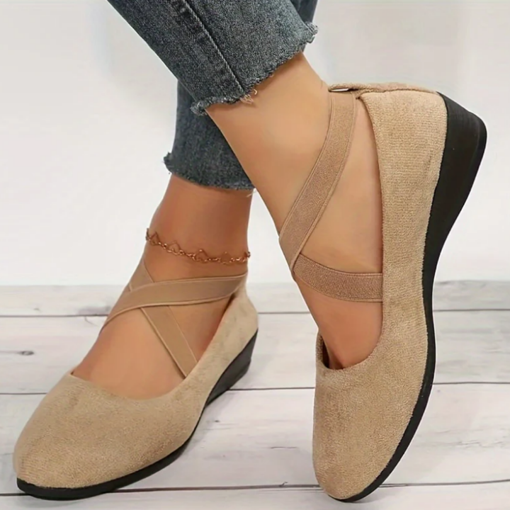 Lightweight women's elegant ballet flats with a subtle compensated heel, designed for all-day comfort and style.