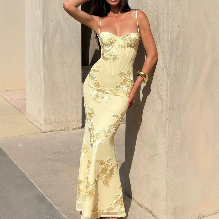 Elegant women's flowy evening dress, perfect for any special occasion. Long maxi style, comfortable pull-on design.
