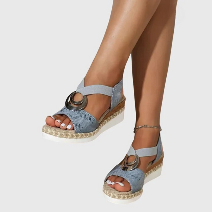 Stylish women's comfort sandals featuring robust arch support, ideal for casual summer adventures.