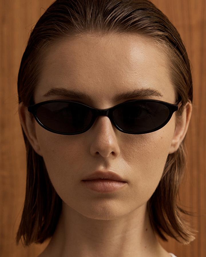 Fashionable beige oval sunglasses for women, embodying a chic 90s style and modern eyewear trend.