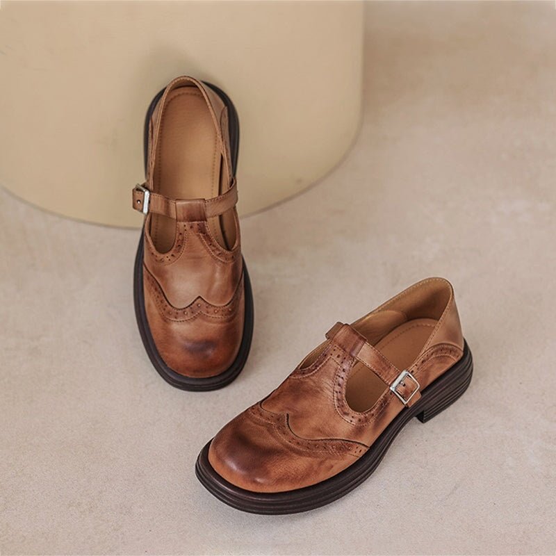 Chic women's strap loafers featuring a vintage style and comfortable flat sole, perfect for elegant daily outfits.