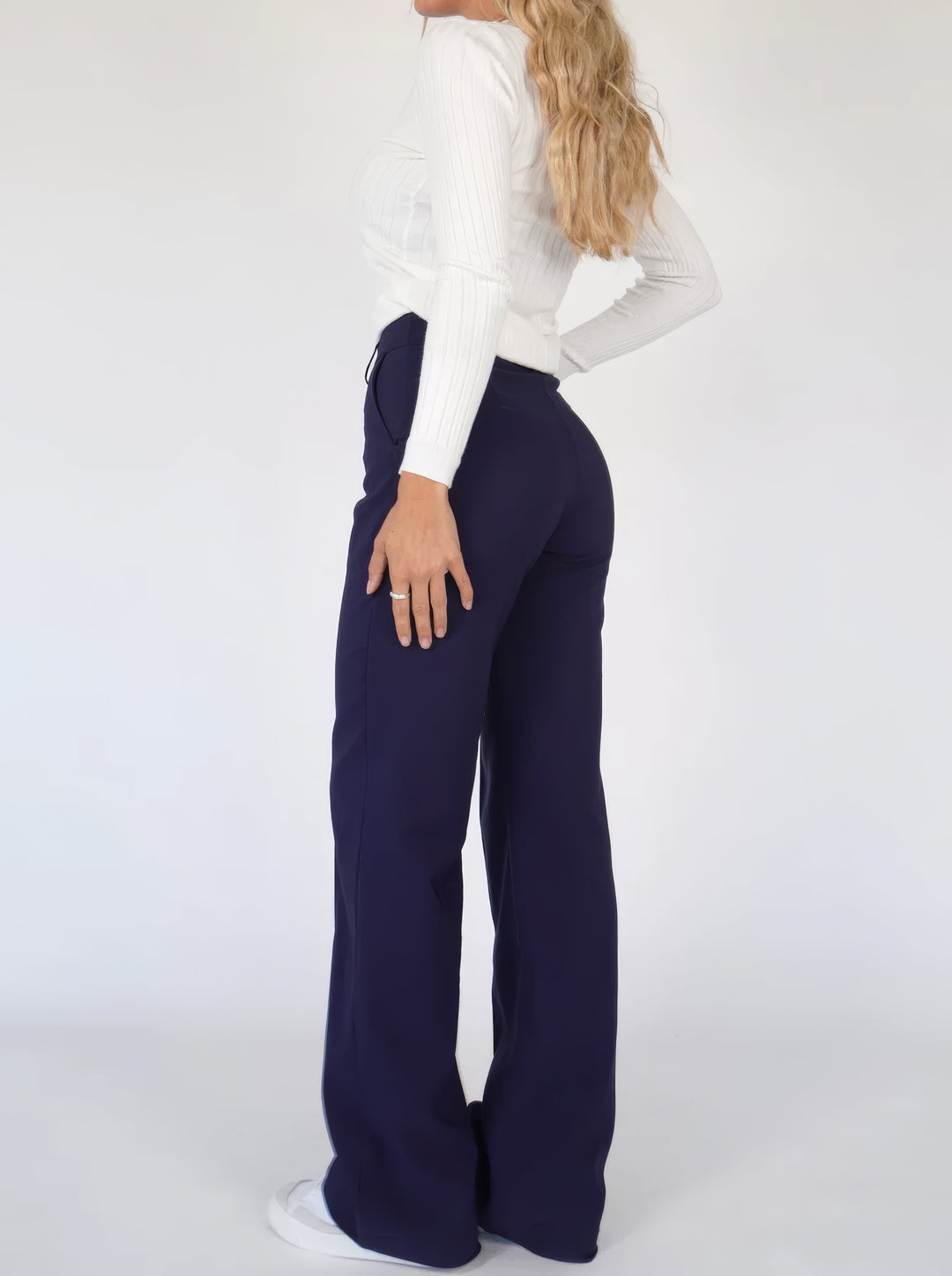 Versatile women's wide-leg trousers for a chic, modern look. Comfortable and stylish bottom.