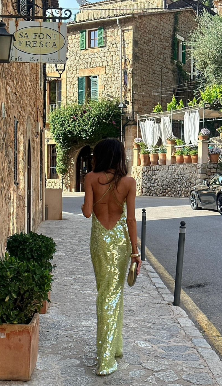 Stylish women's sequin backless party dress with a unique square collar, perfect as an evening or cocktail dress.