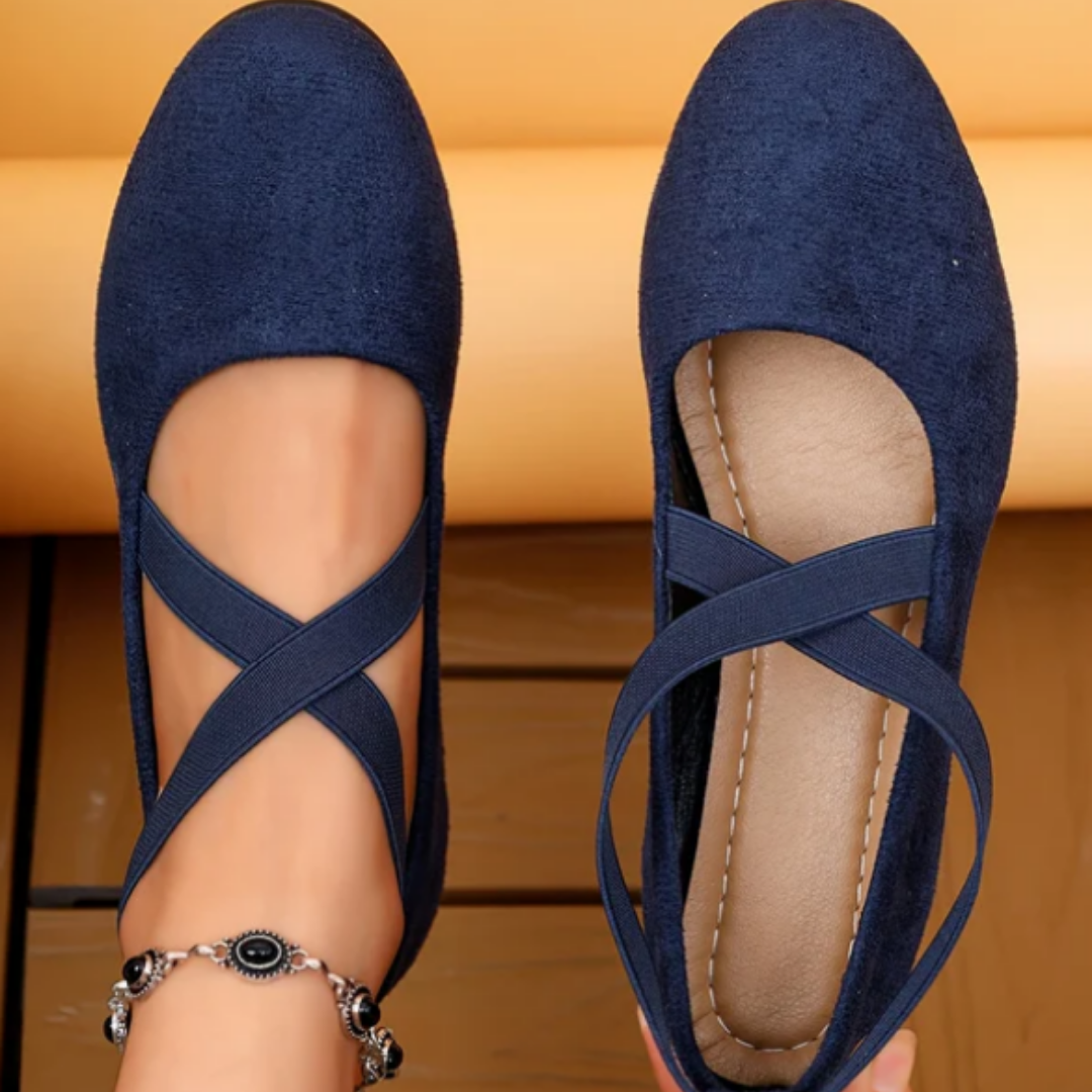 Chic women's ballet flats featuring a compensated heel, providing elegant style and comfortable wear for any occasion.