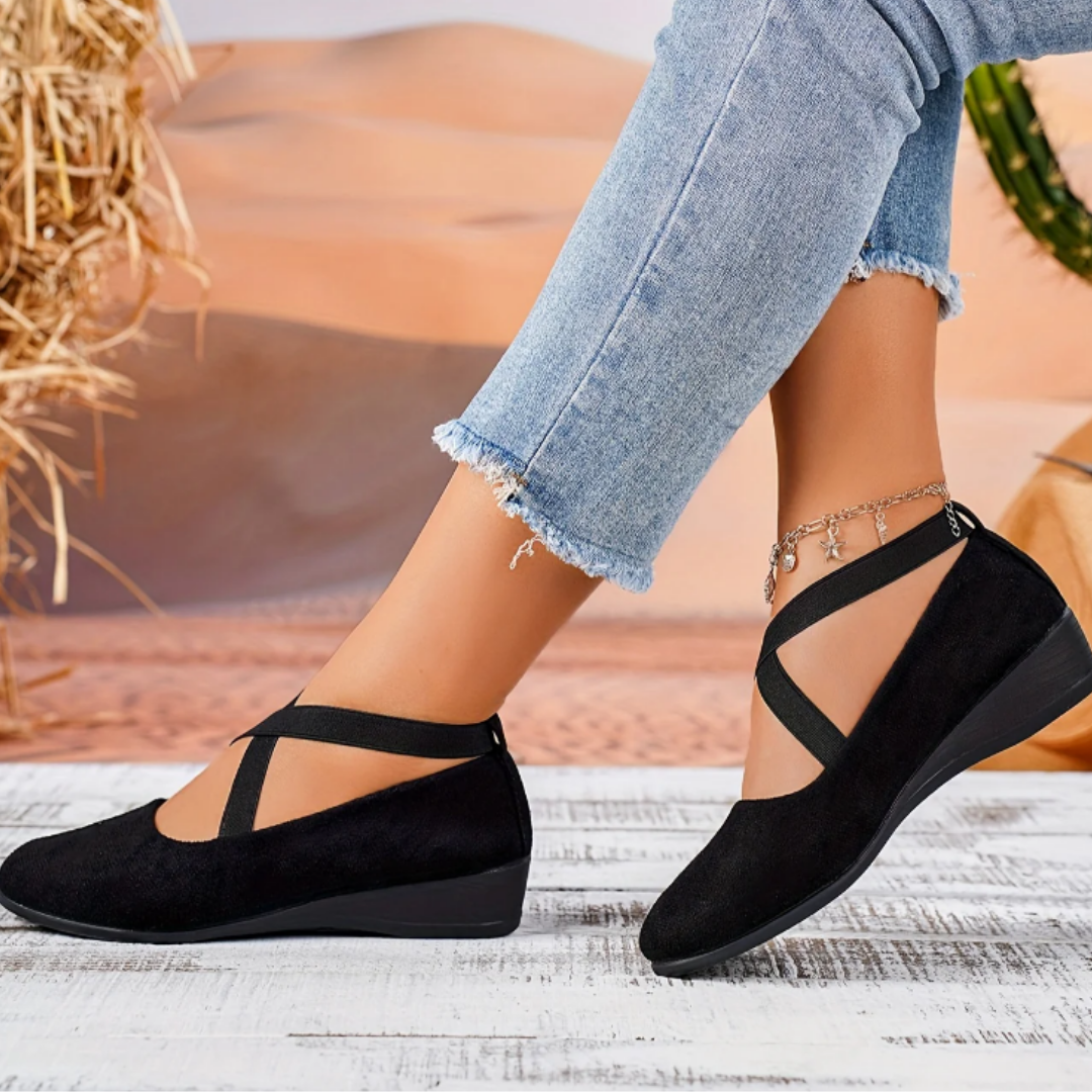 Stylish women's ballet flats with a compensated heel, offering versatile comfort for everyday casual or office wear.