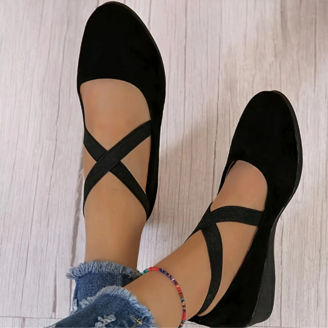 Elegant women's ballet flats with a comfortable compensated heel, perfect for chic office wear or everyday style.