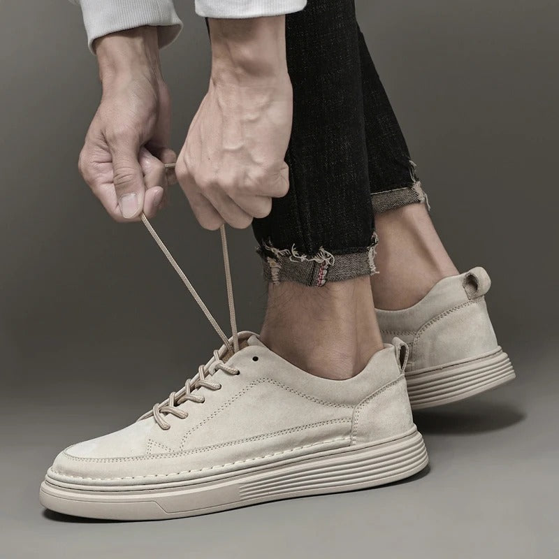 Fashionable men's sneakers, designed for everyday comfort and versatile modern style.