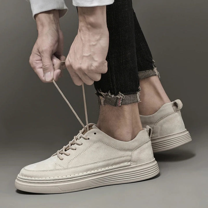 Fashionable men's sneakers, designed for everyday comfort and versatile modern style.