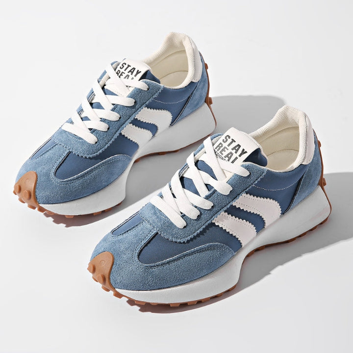 Casual women's retro chunky platform sneakers, lace-up, suitable for everyday wear, vintage style.