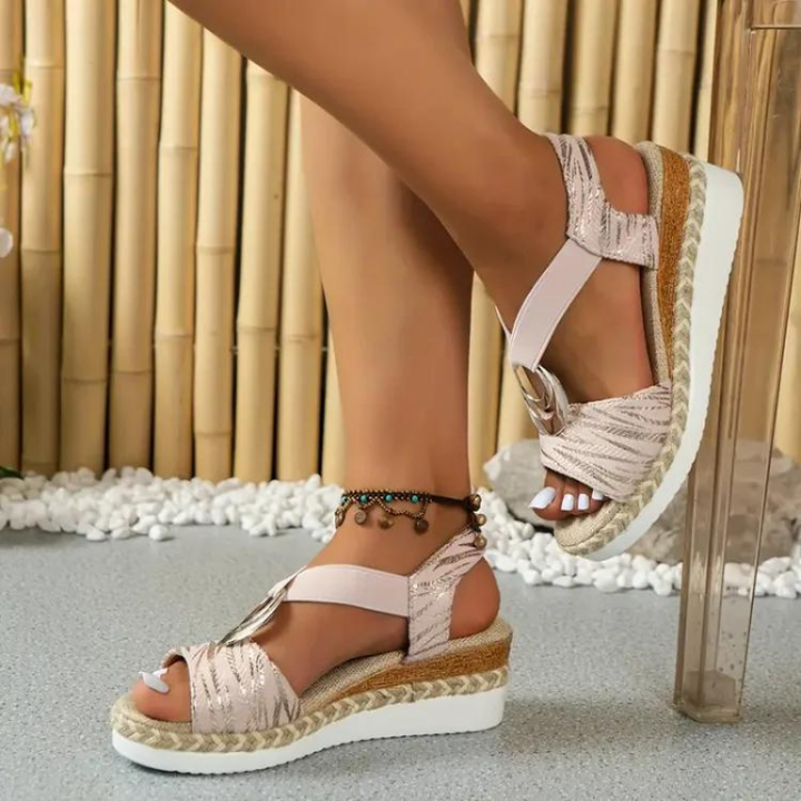 Fashionable women's open-toe sandals in a versatile design. Perfect for casual or dressy summer outfits.