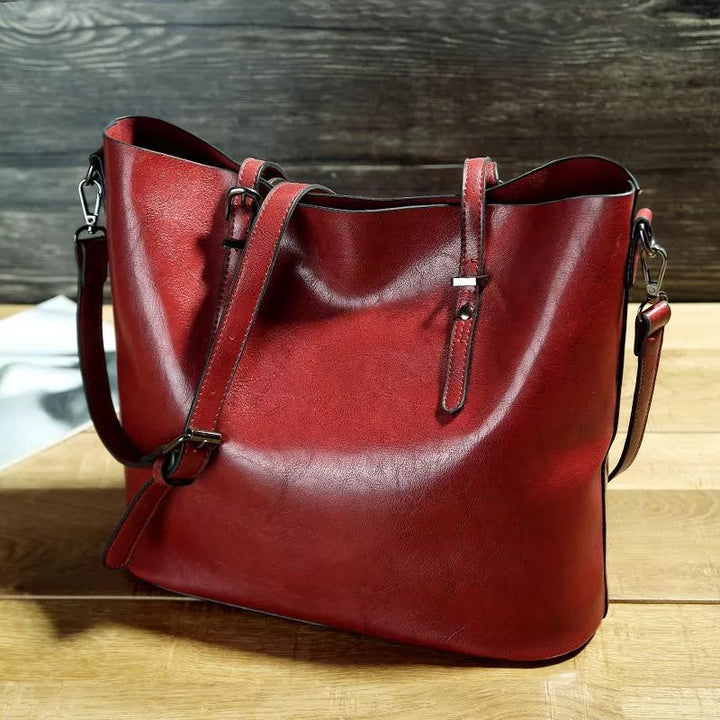 Classic women's vintage leather shoulder handbag. Available in black, brown, red. Versatile accessory.