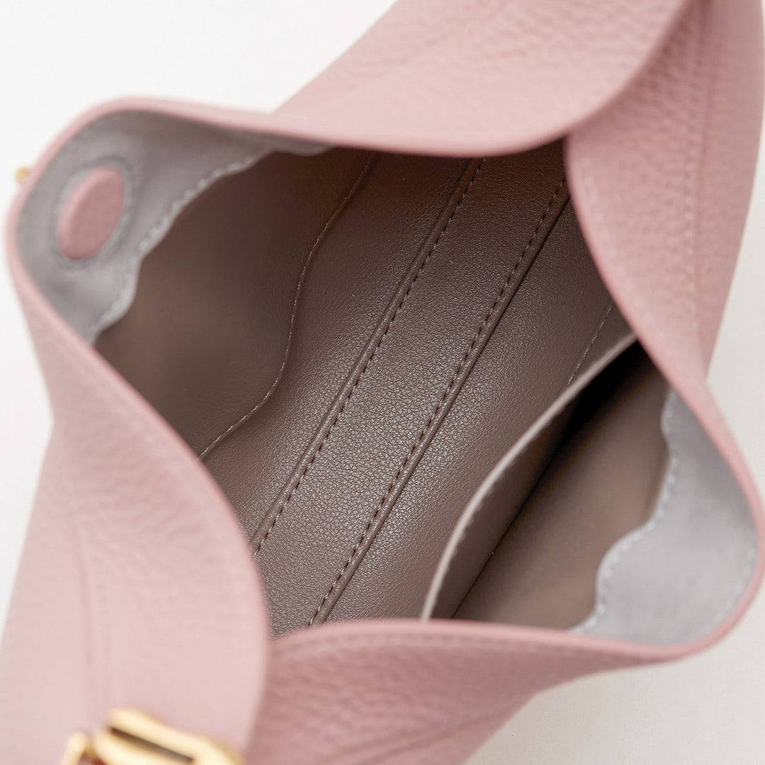 Elegant vintage brown full-grain leather shoulder bag, women's luxury everyday accessory.