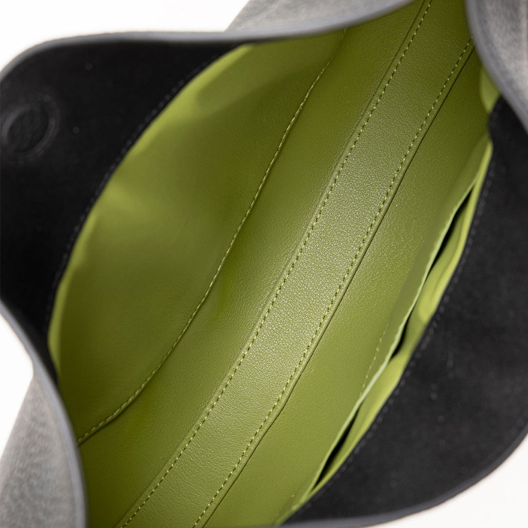 Luxury full-grain leather shoulder bag for women, versatile everyday & elegant accessory.