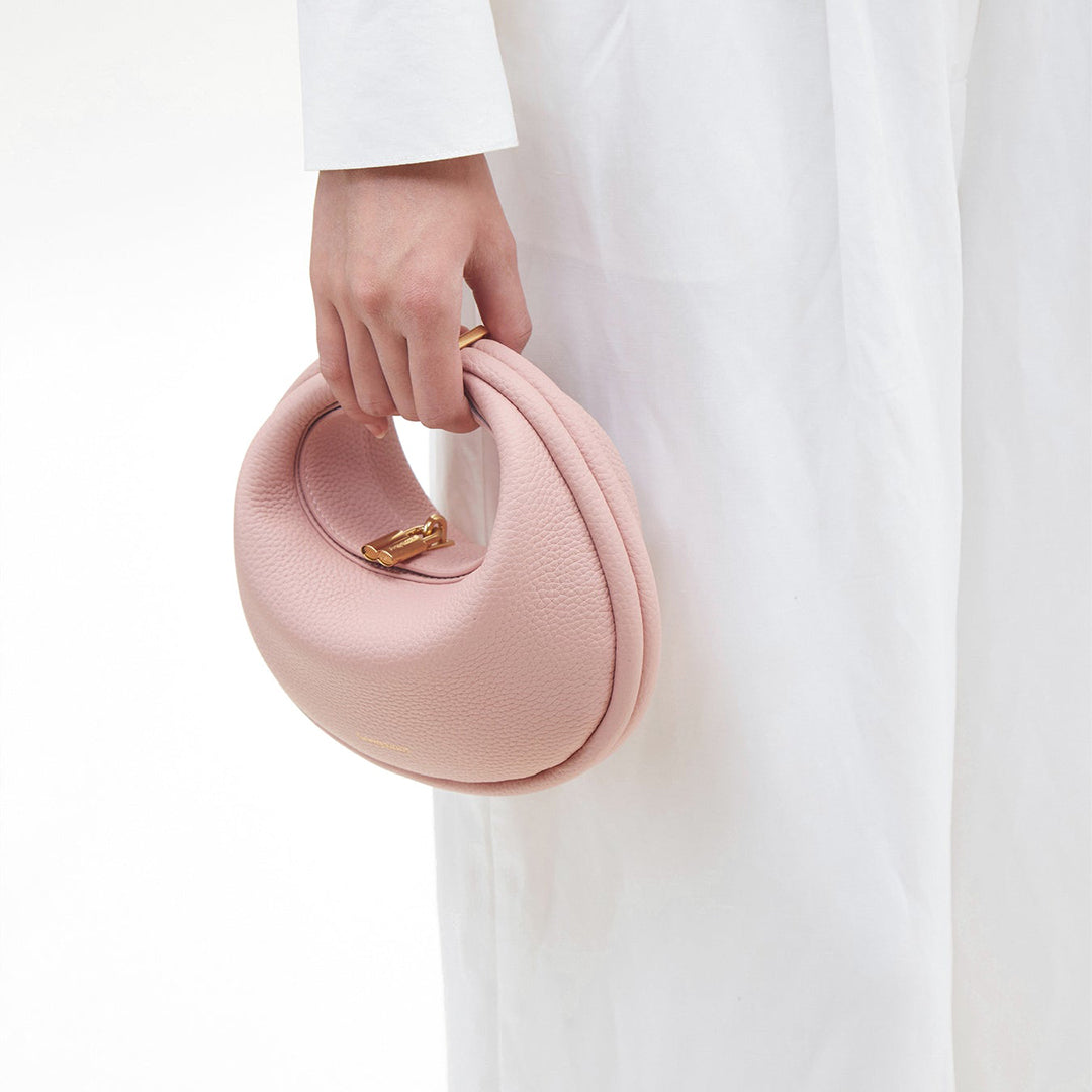Crossbody or shoulder full-grain leather bag, women's versatile & elegant everyday accessory.