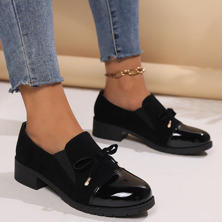 Stylish green slip-on loafers for women, featuring a delicate bow, ideal for casual and dressy wear.