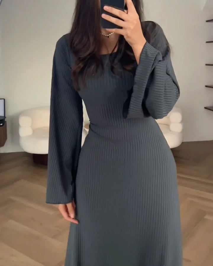 Fashionable women's long-sleeve maxi dress, designed for both casual comfort & formal elegance.