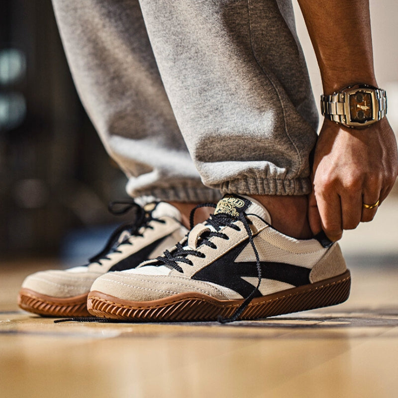 Stylish men's classic retro sneakers, orthopedic design with supportive sole for comfortable everyday fashion.