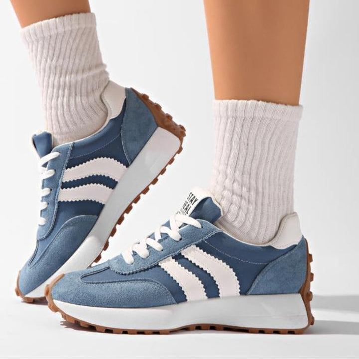 Women's retro platform sneakers, chunky sole, lace-up, with orthopedic support, stylish vintage trainers.