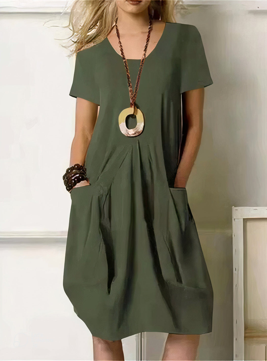 Women's effortless casual dress with a relaxed and flattering fit, perfect for comfortable everyday wear. Versatile summer style.