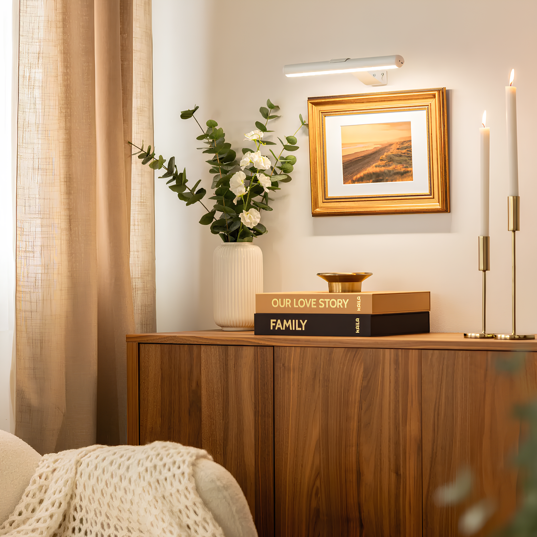 Compact wireless LED spotlight, perfect for display cases, shelves, or artistic accents.