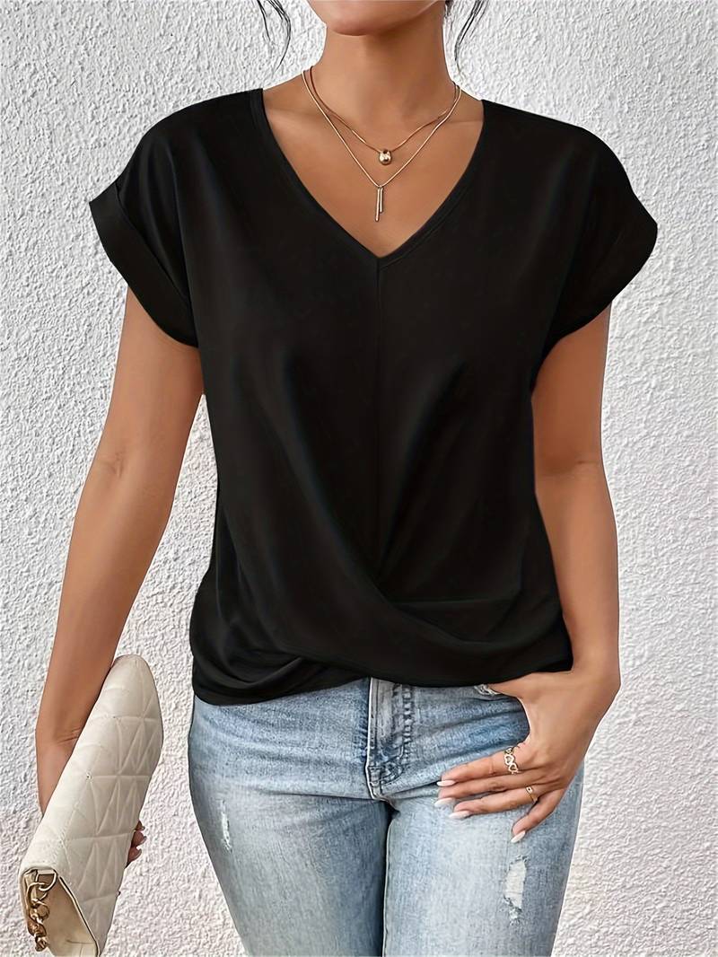 Chic women's short-sleeve t-shirt in a relaxed fit, perfect for comfortable summer fashion & versatile styling.