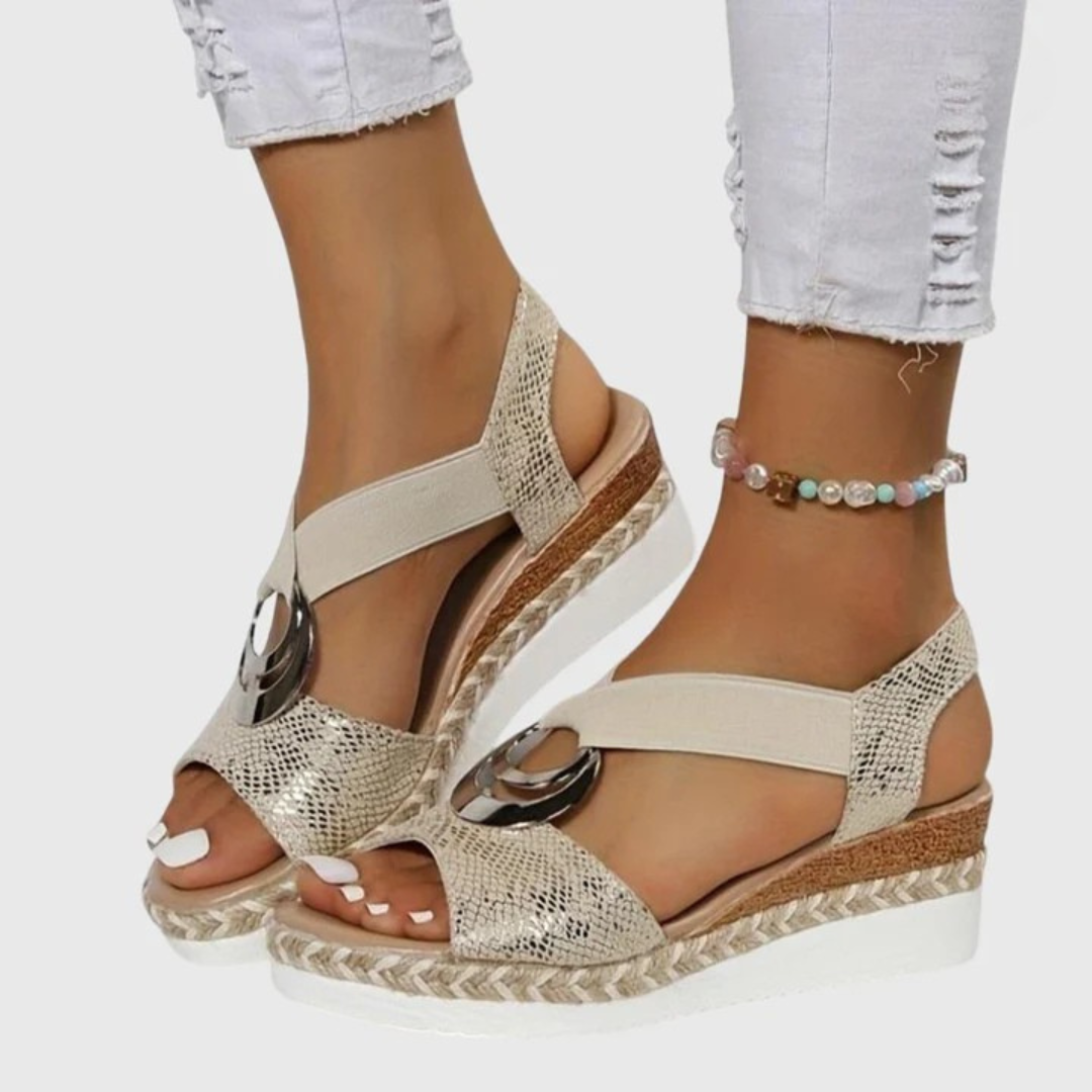 Durable women's casual sandals with supportive footbed, ensuring all-day comfort and stability.