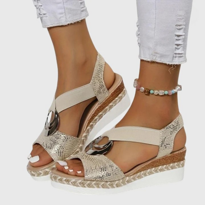 Durable women's casual sandals with supportive footbed, ensuring all-day comfort and stability.