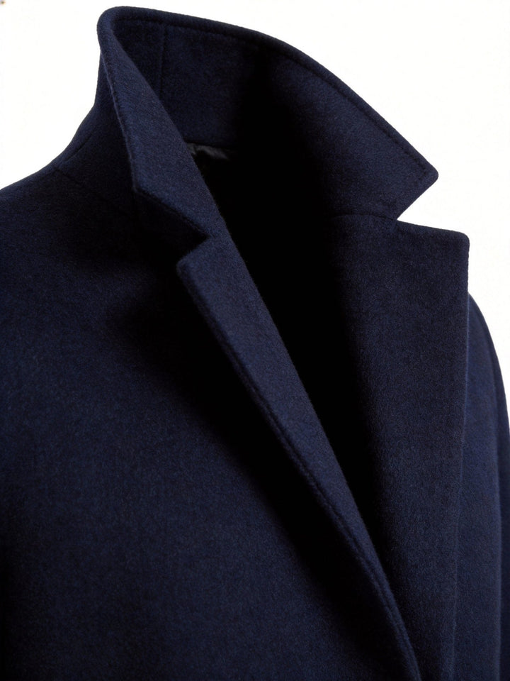 Elegant men's tailored long trench coat, ideal for classic autumn and winter fashion.
