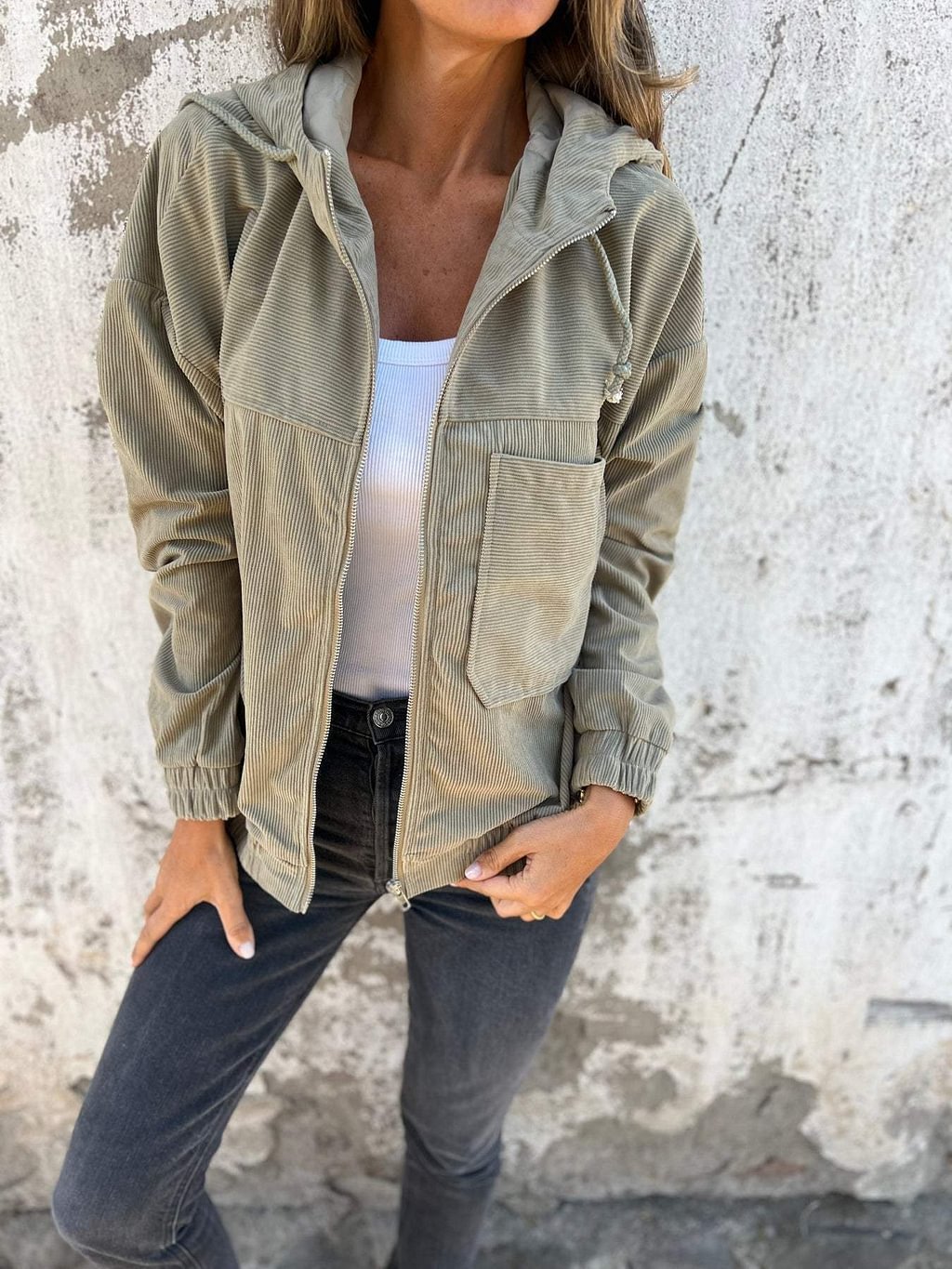 Stylish women's hooded jacket, comfortable loose-fit long sleeve outerwear for autumn & spring everyday wear.