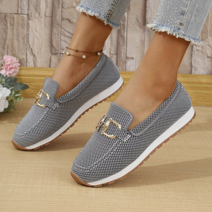 Chic women's flat sneakers, minimalist design, offering everyday comfort, ideal for walking and travel.